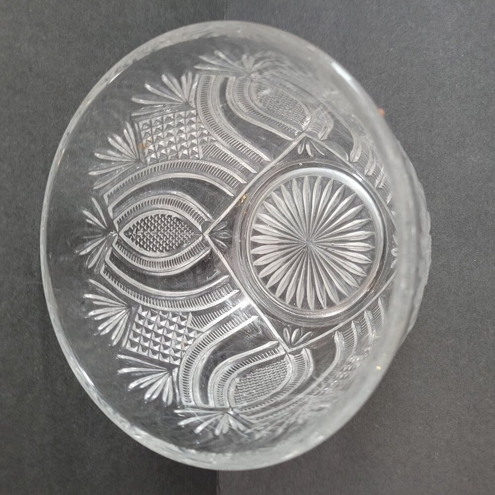 Vintage Clear Glass Bowl With Intricate Cut Design 7" Diameter 4.5" Height Home - Picture 4 of 8